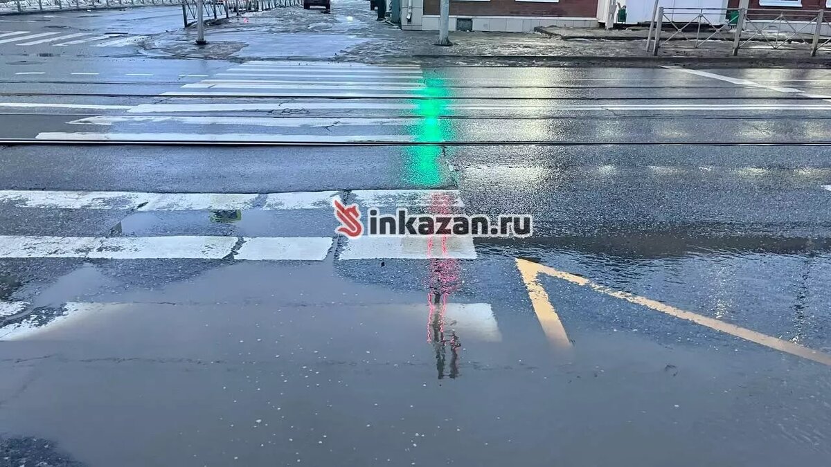     «Плюсовая» погода, пришедшая в Казань за неделю до Нового года, превратила улицы города в одну сплошную лужу. Как выглядят переулки и остановки, по которым разносится грязь, — в фоторепортаже Inkazan.