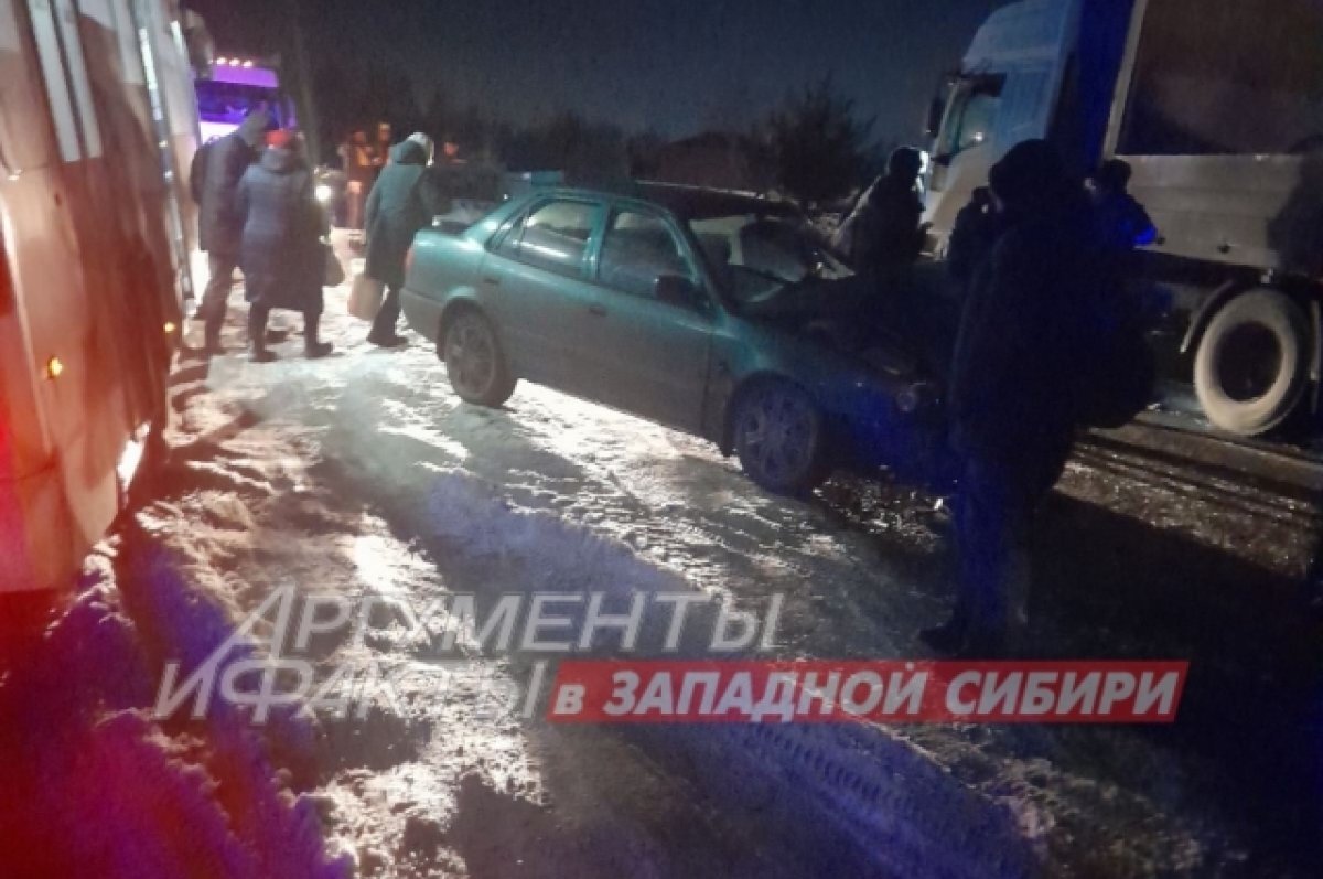    У села Мальково под Тюменью легковушка заехала под фуру