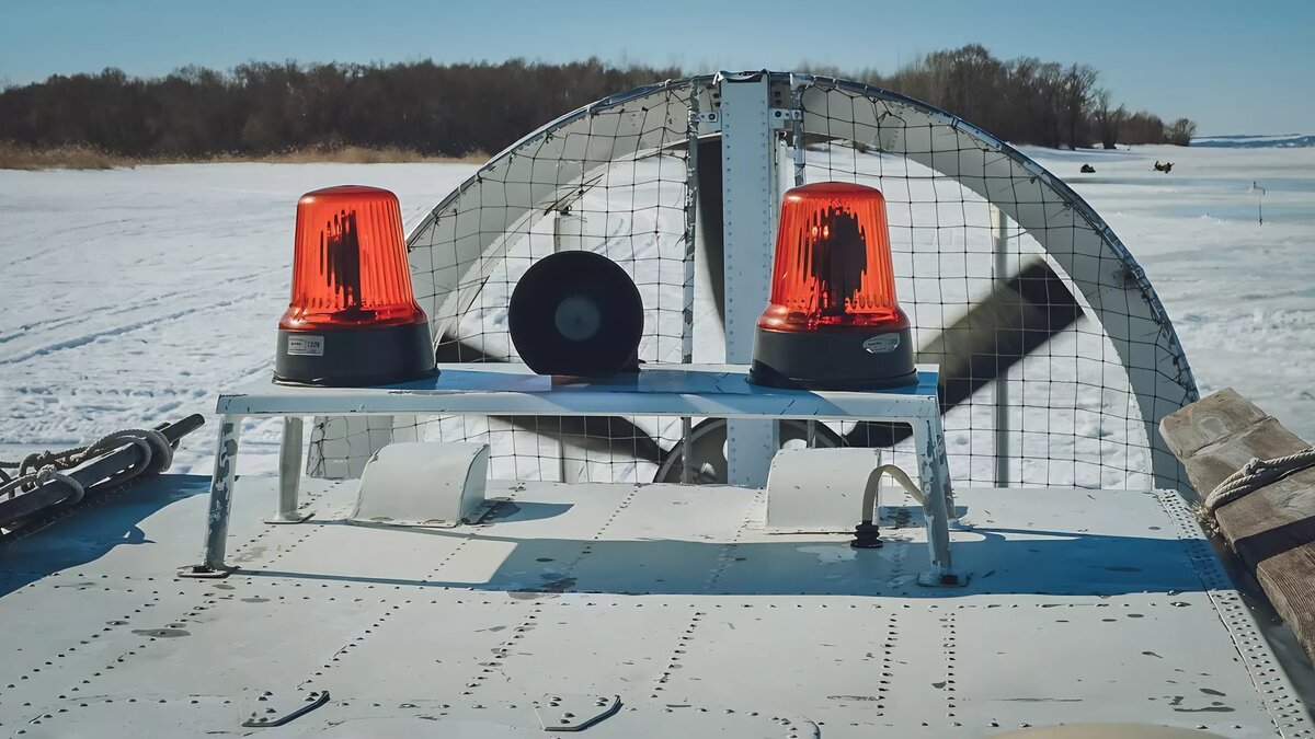    Судно на воздушной подушке, связывающее 700 сельчан с цивилизацией, чаще ломается, чем работает.