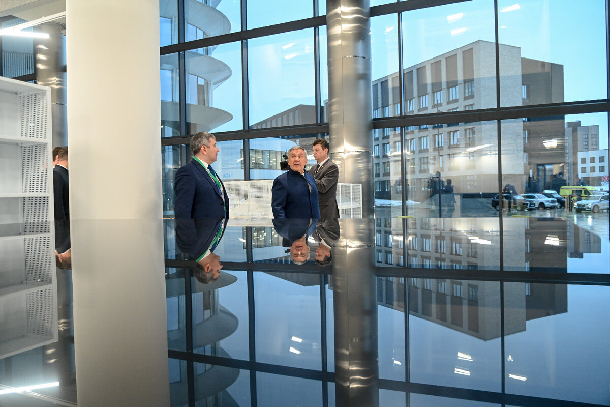 Рустам Минниханов сразу отправился в учебно-лабораторный корпус кампуса Высшей школы нефти. Фото: rais.tatarstan.ru