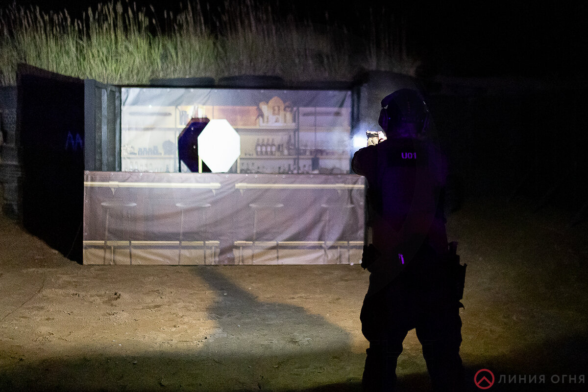 Стрелок на одном из ночных упражнений. Соревнования Zombie Hunting. ССК Невский.