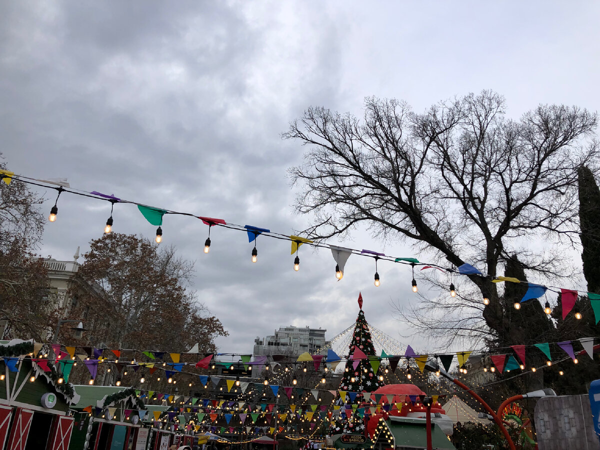 Небо над главной Елкой в Баку, где мы встречали прошлый Новый Год. Мы жили в отеле рядом с главной елкой у площади трех фонтанов. И там была ярмарка