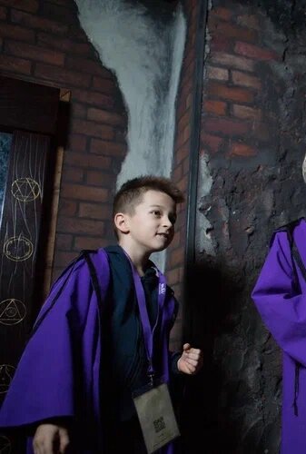 Тимофей с одноклассниками на «новогоднем корпоративе» в Министерстве Магии. Средний сын ходит вместе со старшим на все подобные вылазки с классом. Младший сын в это время был дома с бебиситтером.