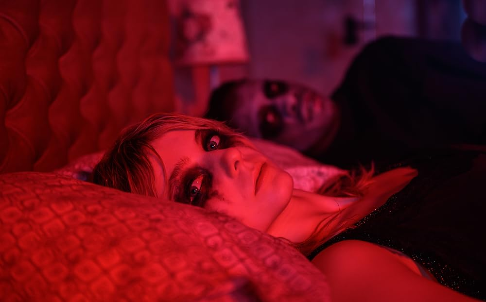 Кадр из фильма Last Night in Soho. Режиссер: Эдгар Райт. Оператор: Чон Джон-хун. Производство: Complete Fiction, Film4, Focus Features International (FFI), Perfect World (Beijing) Pictures Co., Perfect World Pictures, Пифагор, Working Title Films. Показ в России: UPI