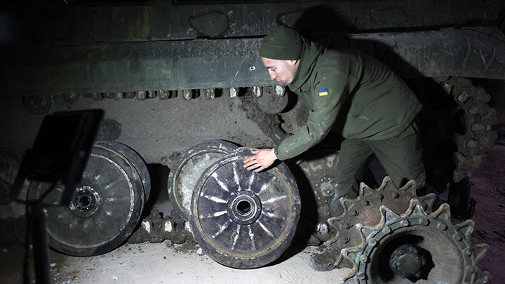 УКРАИНА ИСПЫТЫВАЕТ СЕРЬЁЗНЫЕ ПРОБЛЕМЫ С РЕМОНТОМ И ОБСЛУЖИВАНИЕМ ПОВРЕЖДЁННОЙ БРОНЕТЕХНИКИ, В ПЕРВУЮ ОЧЕРЕДЬ ЗАПАДНОЙ. ФОТО: VYACHESLAV MADIYEVSKYY/KEYSTONE PRESS AGENCY/GLOBAL LOOK PRESS