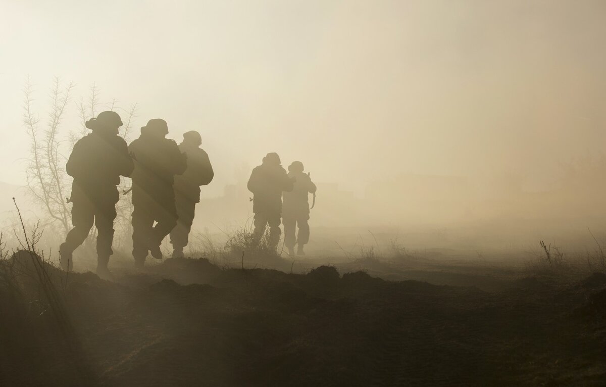 Солдат в тумане. Солдат уходит. Бойцы в тумане. Солдат на рассвете. Туман про войну хорошее качество