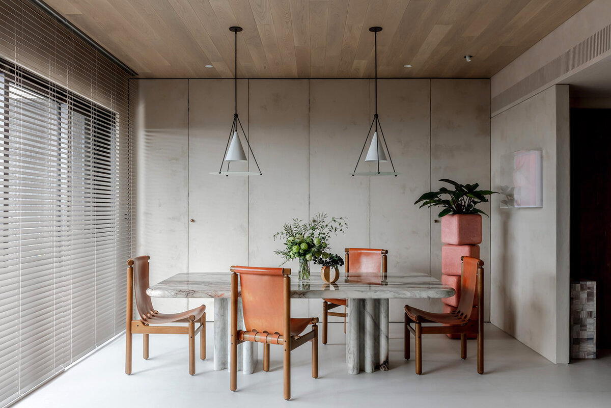 Эта квартира с великолепным видом на горы находится около Тайбея — дом стоит на вершине холма в национальном парке Янминшань, известном горячими источниками и цветением сакуры. Дизайнеры из NNEE Studio разработали для проекта почти всю мебель — клиенты не смогли найти ничего подходящего на рынке и к тому же хотели чтобы их интерьер вышел уникальным. В обеденной зоне на заказ изготовлен мраморный стол. В дуэте с винтажными стульями Ilmari Tapiovaara возник очаровательный контраст старого и нового. Стены покрыты известковой штукатуркой, регулирующей влажность горного климата. Фото: Yuchen Chao Photography.