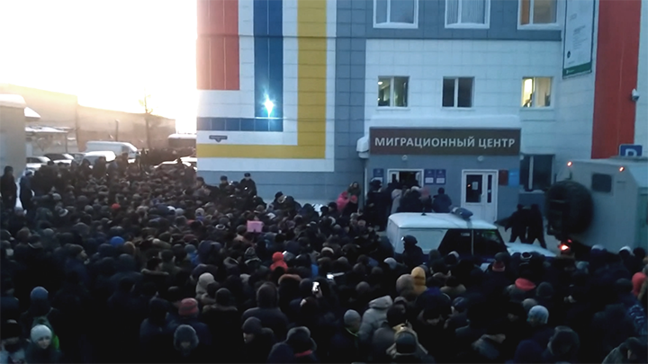 В РОССИИ ПРОЖИВАЕТ УЖЕ ОКОЛО 10 МИЛЛИОНОВ ГАСТАРБАЙТЕРОВ ИЗ СРЕДНЕЙ АЗИИ И ЗАКАВКАЗЬЯ. ЭТО ОГРОМНАЯ АРМИЯ МОЛОДЫХ И КРЕПКИХ МУЖЧИН. СКРИНШОТ КАДРА ВИДЕО RUPTLY