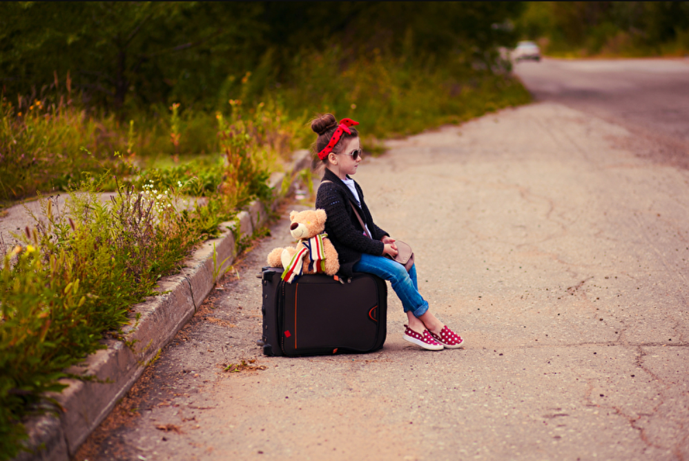 Отпуск в никуда. Чемодан для девочек. Девушка с чемоданом. Фотосессия с чемоданом. Фотосессия с чемоданом на дороге.