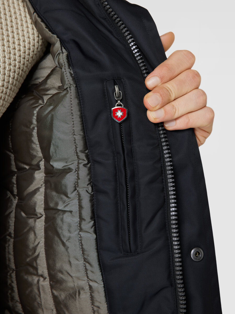 Утепленная, с капюшоном. Фото: Ansons