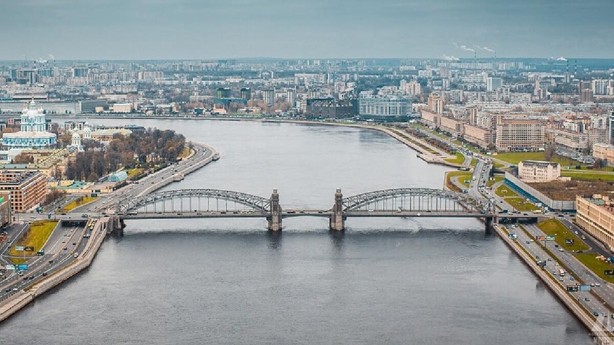 Разводной мост в Большеохтинский Санкт Петербурге