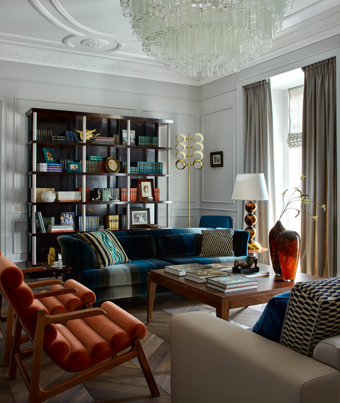 Гостиная. Синий диван, Hugues Chevalier, в обивке Métaphores. Светлый диван в обивке Houlès и Pierre Frey. Стол сделан в мастерской Muradov/Linde.