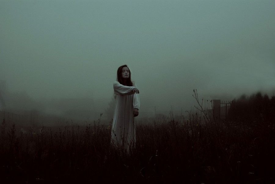 Призрак помог девушка. Девушка в тумане. Девушка призрак. Девушка в тумане мистика. Призрак женщины в лесу.