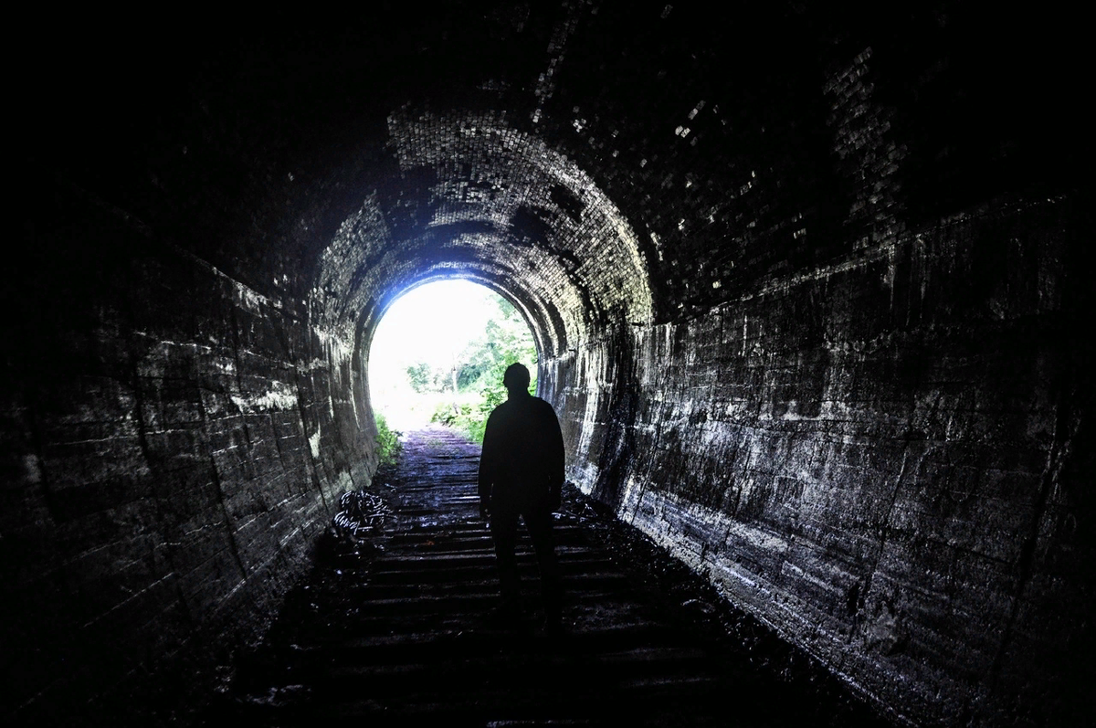 Белый свет в конце тоннеля. Человек в конце тоннеля. Туннель с ярким светом. Выходит из туннеля. Выходит из туннеля.