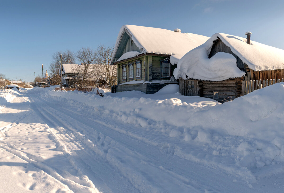 деревенская улица зимой. зимняя деревенская улица. зима в деревне. деревня зимой. зима в деревне.