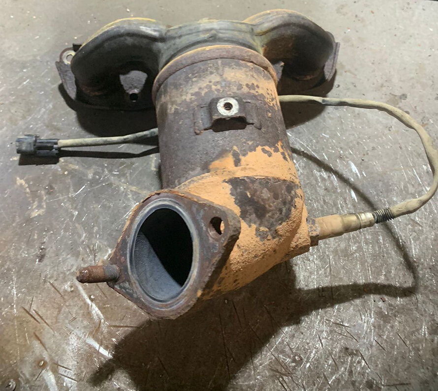 Передний (коллекторный) катализатор. Торчащий провод — это задний лямбда-зонд, посредством которого ведется контроль за работой катализатора.