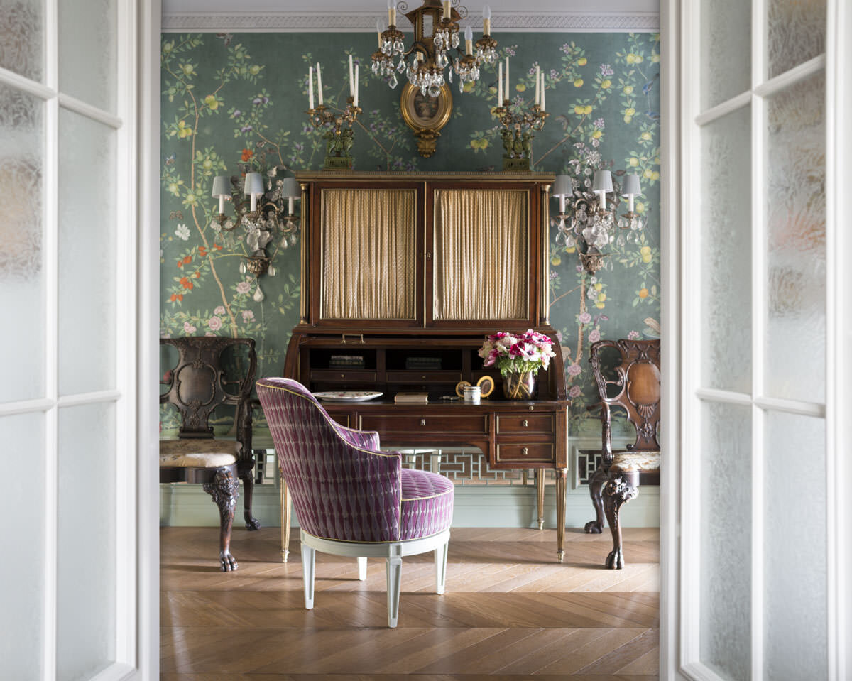 Квартира по дизайну Кирилла Истомина в Москве. Кабинет-коридор. Антикварный секретер из ореха. Кресло обтянуто бархатом, Allegra Hicks. Антикварные китайские подсвечники куплены в Париже. На стене винтажные “китайские” обои ручной росписи, de Gournay.