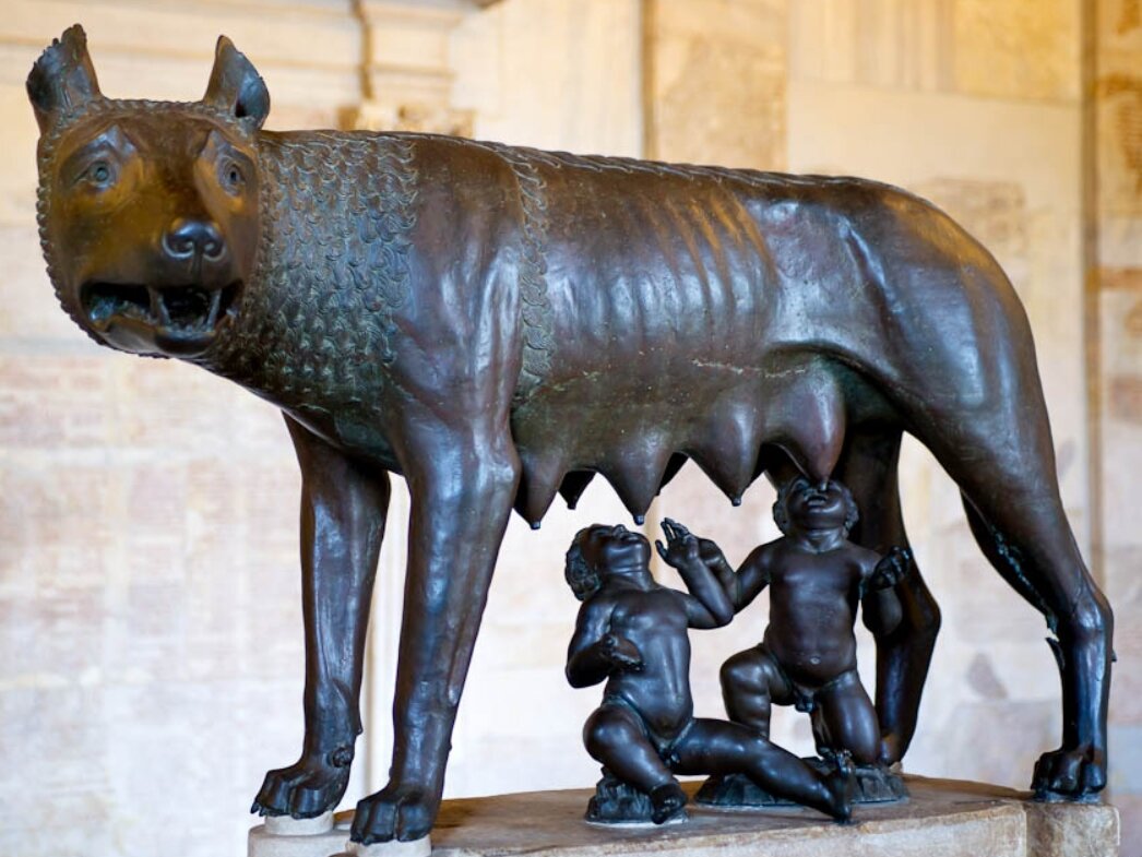 Капитолийская волчица вскармливает Ромула и Рема - легендарных основателей Рима.