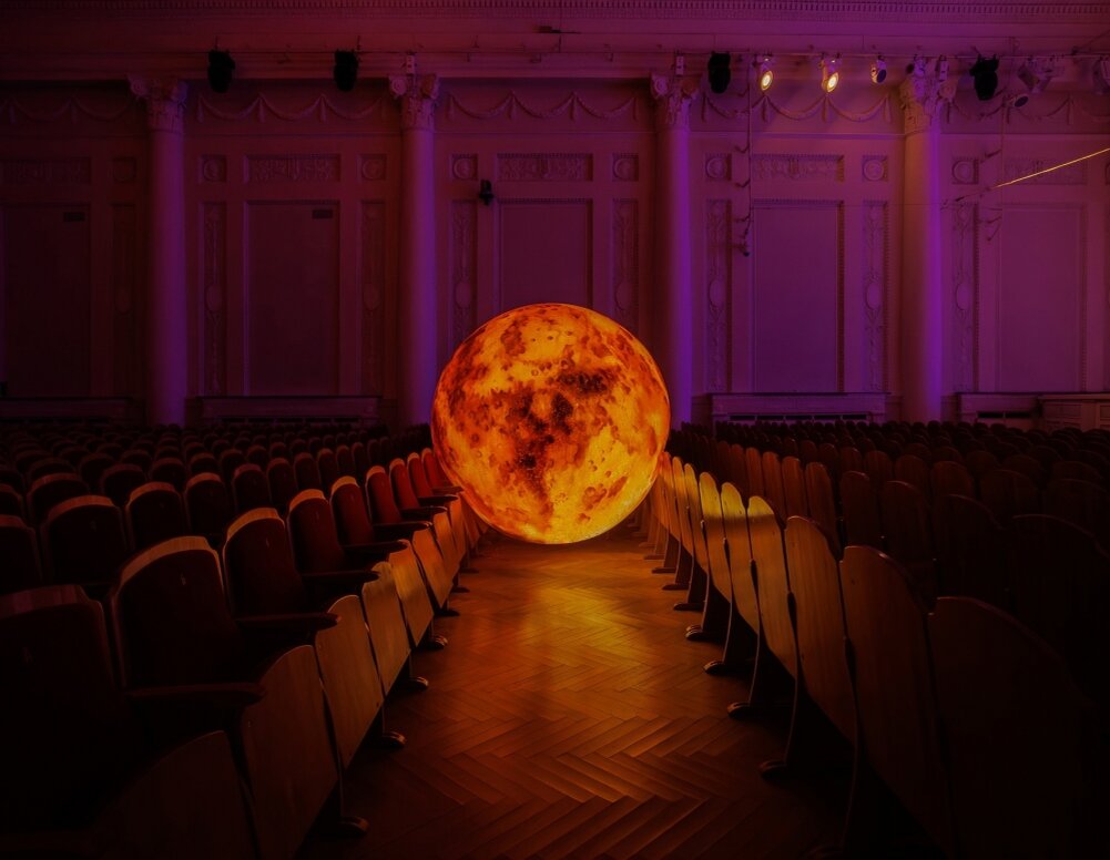    Луна - совместная работа Егора Горе, Ромы Инка и Александра Коношева - пожалуй, самый красивый арт-объект, над которым ему приходилось трудиться. Фото: из социальной сети "ВКонтакте"