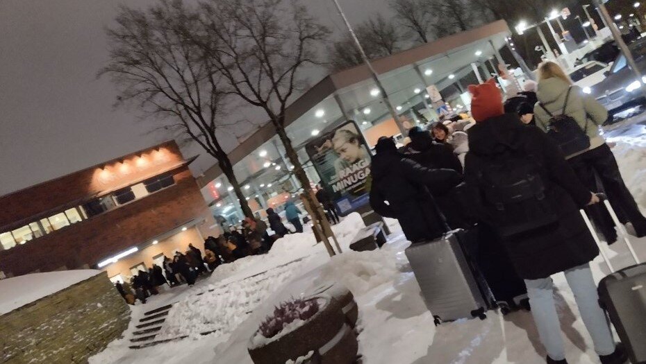    Очередь перед КПП в Нарве (Эстония) на 18:00 22 декабря 2023 года. Автор фото: t.me/Transfer_SPB_Estonia1