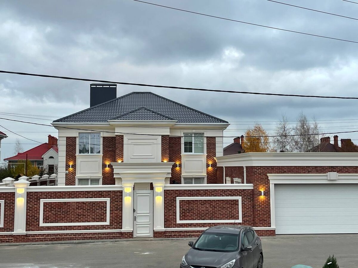 В мире строений и домов величавых, Где фасады встают, как лики времён.
Работа идёт, творцов рук умелых,
Скульпторов мастерство, в каждом углон.

Они – как художники, творящие чудеса,
Из камня и штукатурки, из лепнины и стекла.
Создают они узоры, что ликуют и пляшут,
В мозаике красок и форм, что душу обнажают.

Фасадный декор – это больше, чем красота,
Это история здания, его дух и звезда.
Стены рассказывают о веках и стилях,
О мастерах прошлого, чьи работы не смолкли.

Каждый орнамент – словно нота в симфонии,
Каждая линия – как штрих в поэме без конца.
Мастера фасадного декора – артисты невидимые,
Чьи произведения восхищают сердца.

Они знают тайны пропорций и светотени,
Играют с геометрией, создавая гармонию.
Фасад становится живым, он дышит и мечтает,
В руках мастера, что камень в поэзию превращает.

Так пусть же стоит этот труд неоценённый,
Где каждый уголок – результат творчества.
Фасадный декор – это искусство бесценное,
Что придаёт городам лицо и достоинства.