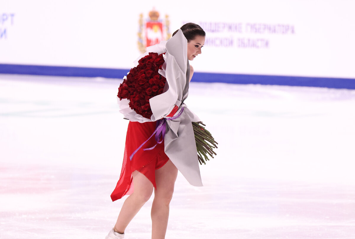 С таким букетом Камила Валиева покинула лед