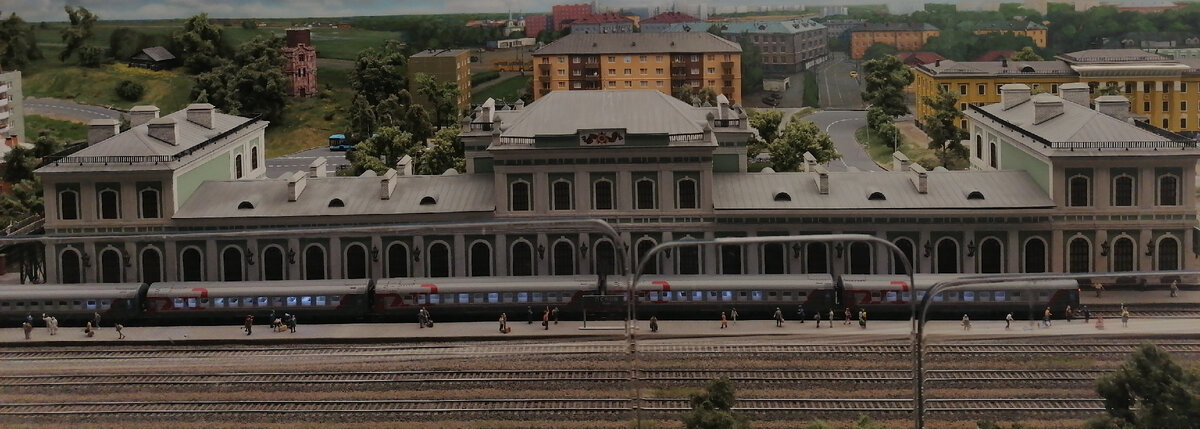 Железнодорожный вокзал, с движущимися поездами