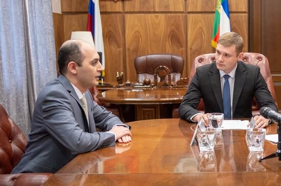 Манук Данданян (слева) и глава Хакасии Валентин Коновалов