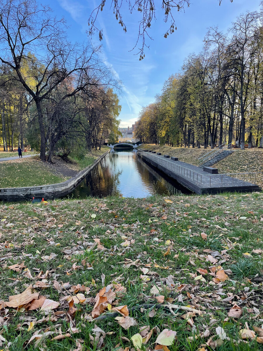 Парк «Красная Пресня» основан в 1932 г. на месте усадьбы «Студенец» и является памятником истории и архитектуры, памятником садово-паркового искусства XVIII-XIX в.в. федерального значения.
