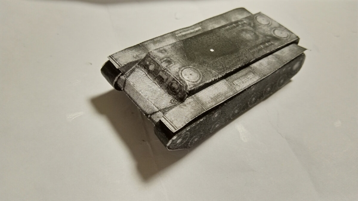 Танк, модели из бумаги КВ -1 в масштабе 1к 100. личное фото.