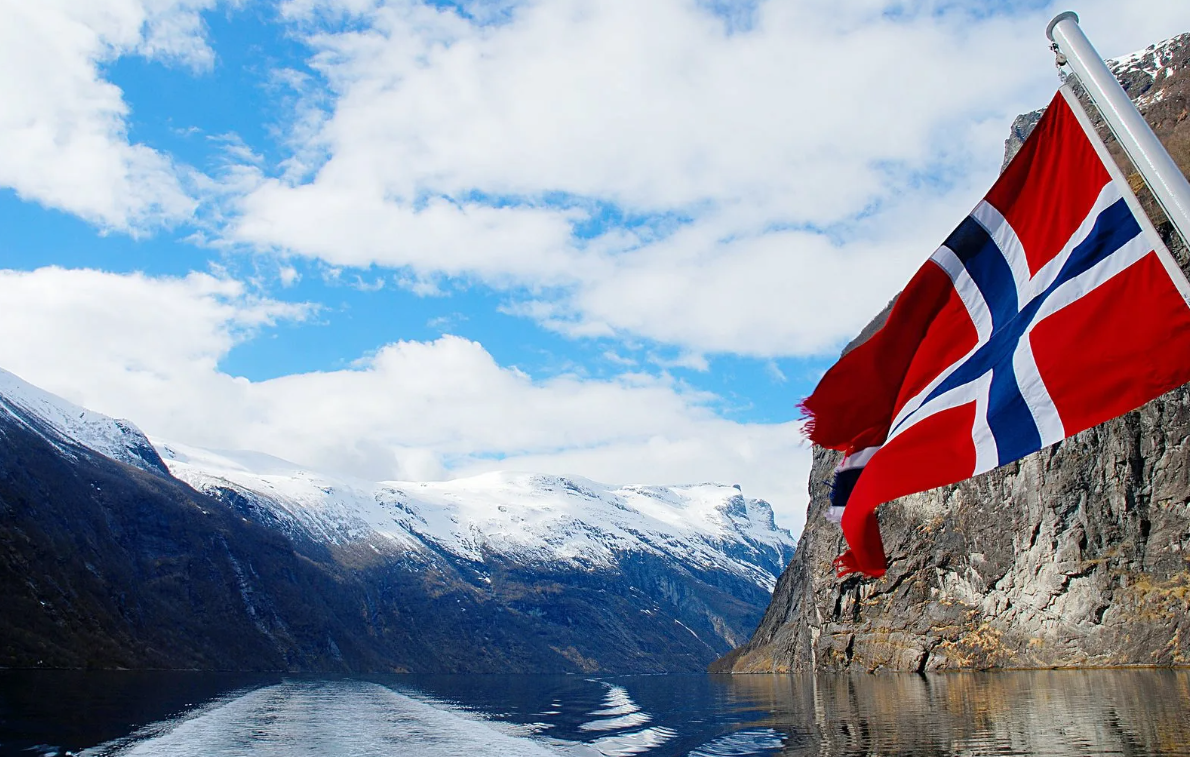 Лучшие северные страны. Норвегия флаг фьорды. Королевство Норвегия флаг. Северная Норвегия.