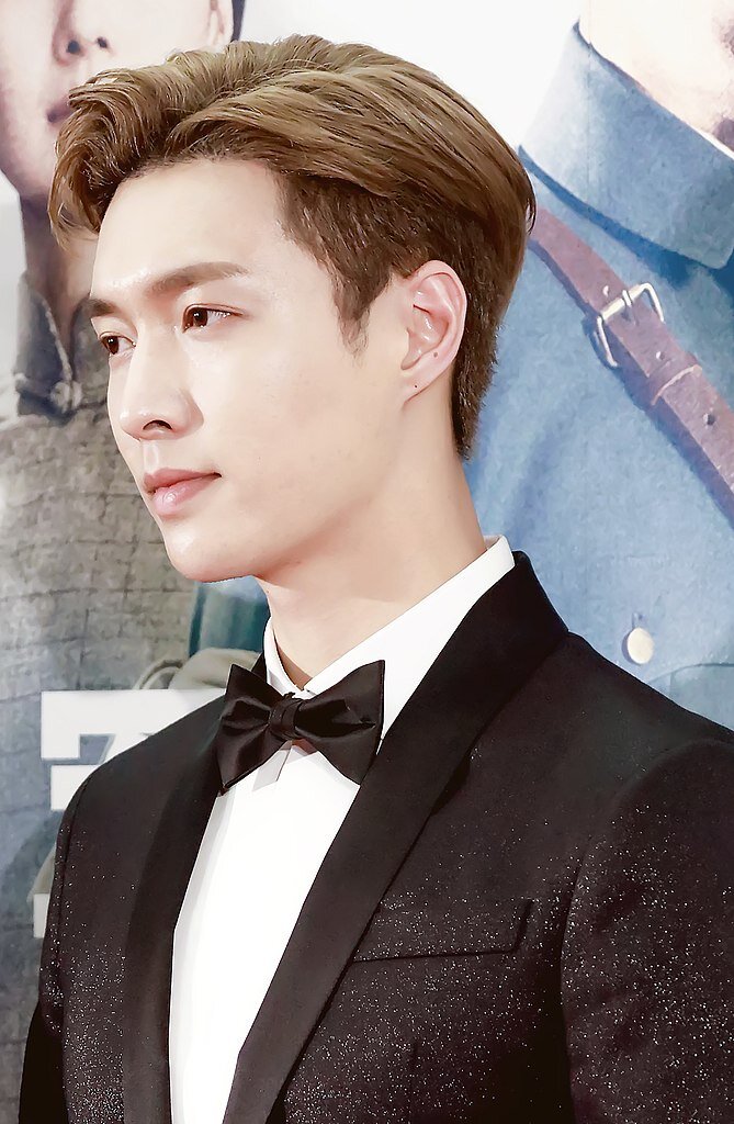  Чжан Исин - китайский актер и певец