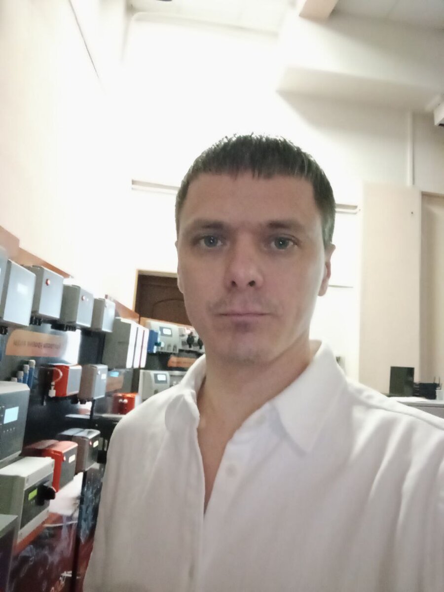 Это я возле стенда со модельным рядом станций от Акон