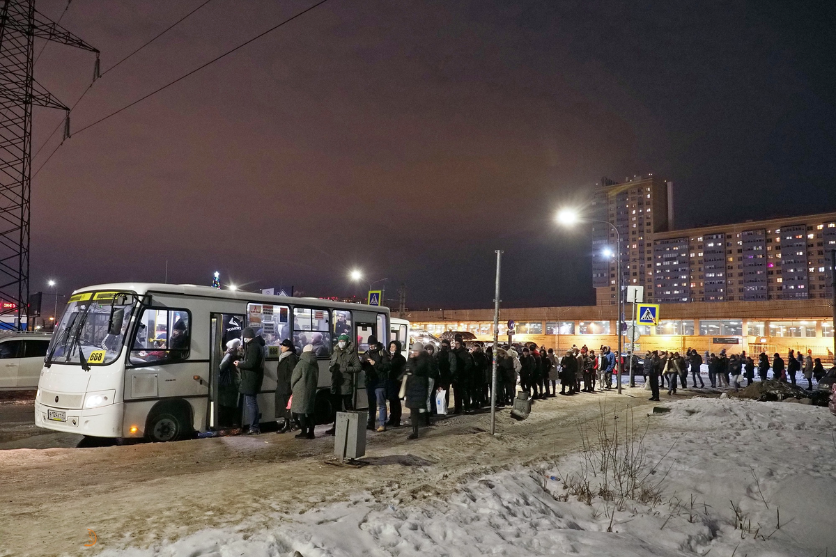 Автобусы мурино. Очередь на автобус в Мурино. Мурино метро. Очередь в метро Девяткино. Очередь на маршрутку в Мурино.