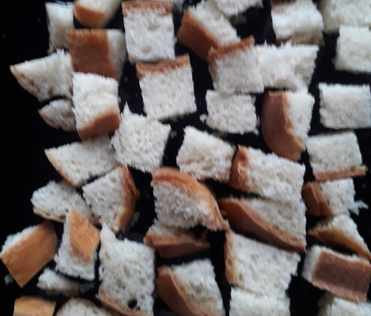 Фото 1. Хлеб, нарезанный кубиками