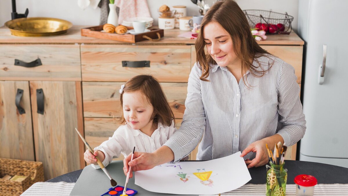    Ребенок теряется в потоке информации? Лингвист подсказала, как помочь ему быстрее запоминать© Freepik | freepik