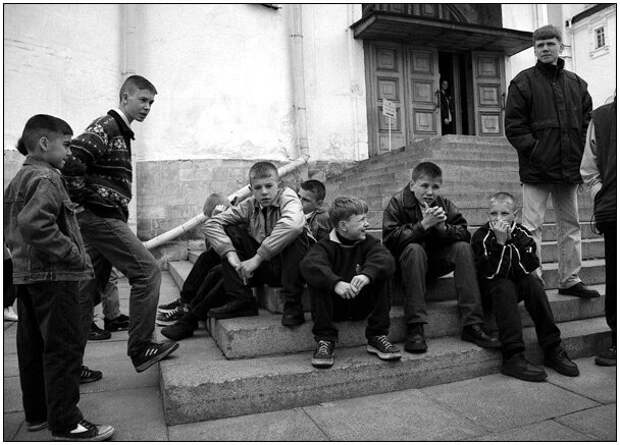 мальчишка хулиган. дети бандиты. хулиган малой по дворам звон. хулиганье в ссср. дворовые хулиганы.
