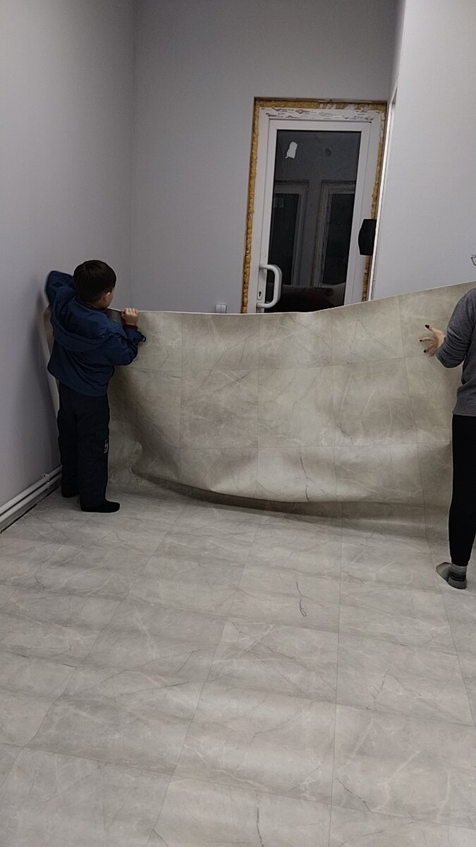 Максим помогает .Фотограф Карина.