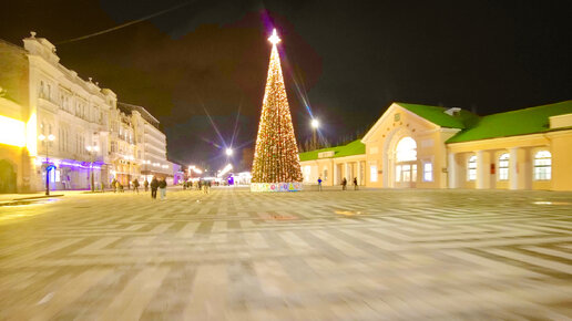 Новогодняя красавица одного из древнейших городов мира-Феодосии. Южная красота привокзальной площади уютного города у моря зимой…