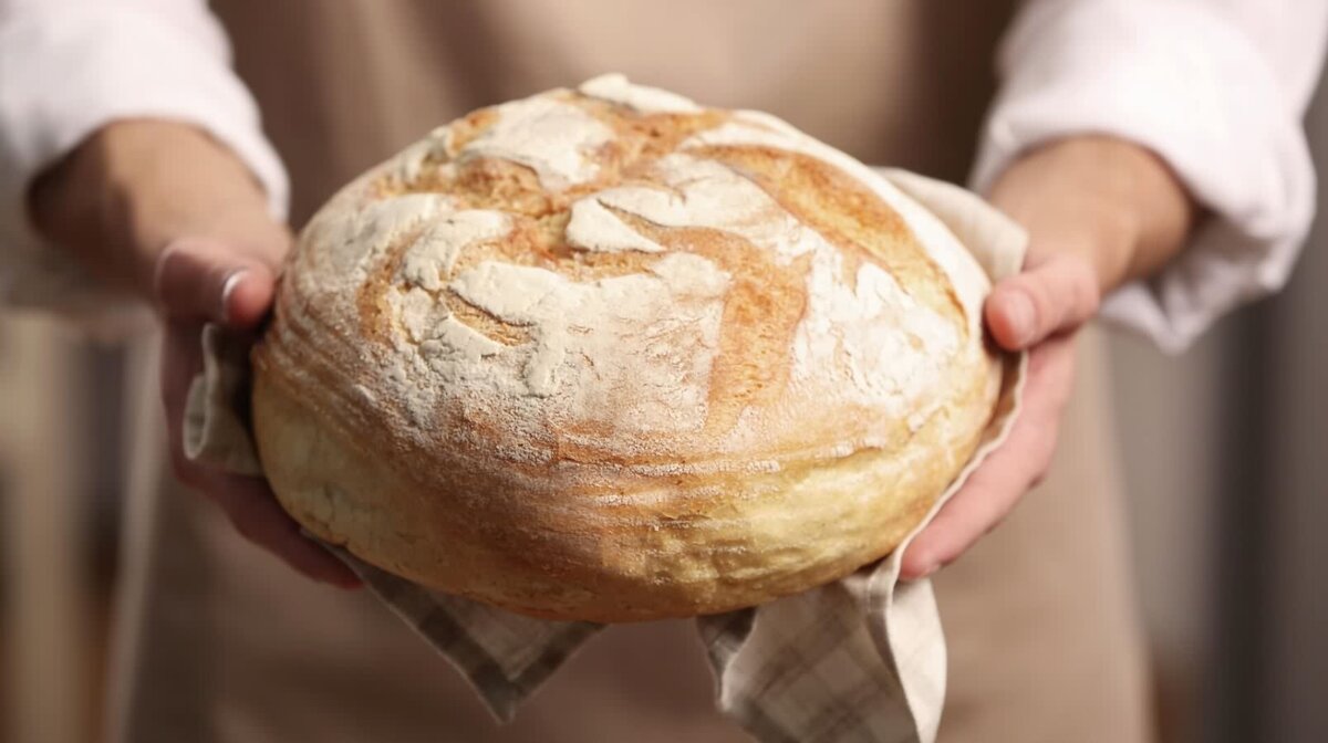  Хрустящая корочка и мягкая начинка? Вы не печете хлеб, потому что процесс кажется вам слишком сложным? Но выпекать хлеб очень просто! Вкусный домашний хлеб — это быстрый замес и чудесный результат.-2