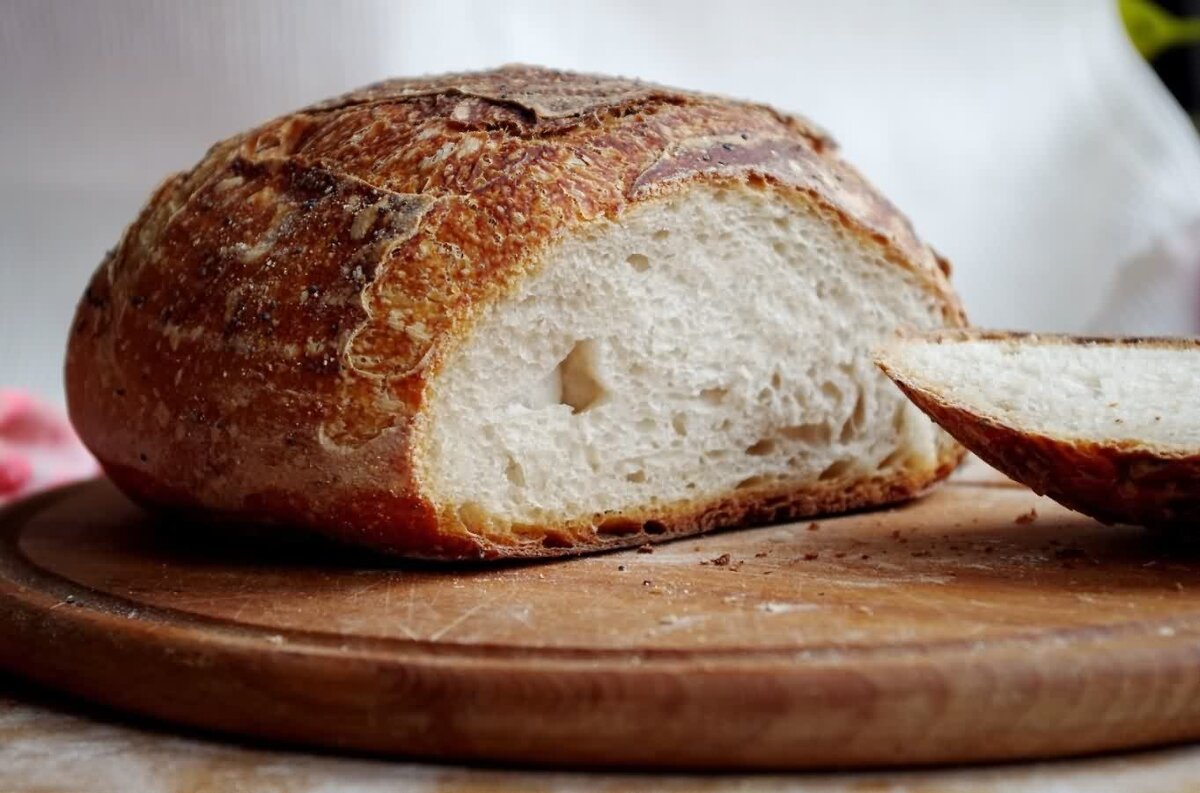  Хрустящая корочка и мягкая начинка? Вы не печете хлеб, потому что процесс кажется вам слишком сложным? Но выпекать хлеб очень просто! Вкусный домашний хлеб — это быстрый замес и чудесный результат.