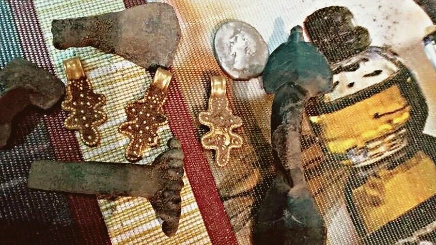  Любопытную находку сделал любитель поиска кладов из страны, граничащей с Россией. Он обнаружил три необычные золотые подвески.   Предположительно, эти изделия относятся ко временам Древней Руси.
