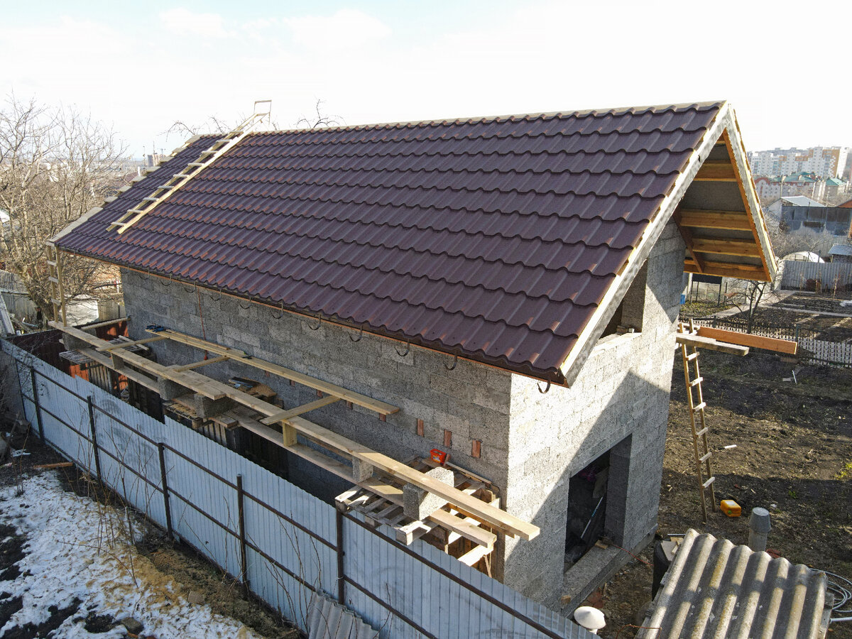 Забор находится прямо под свесами кровли