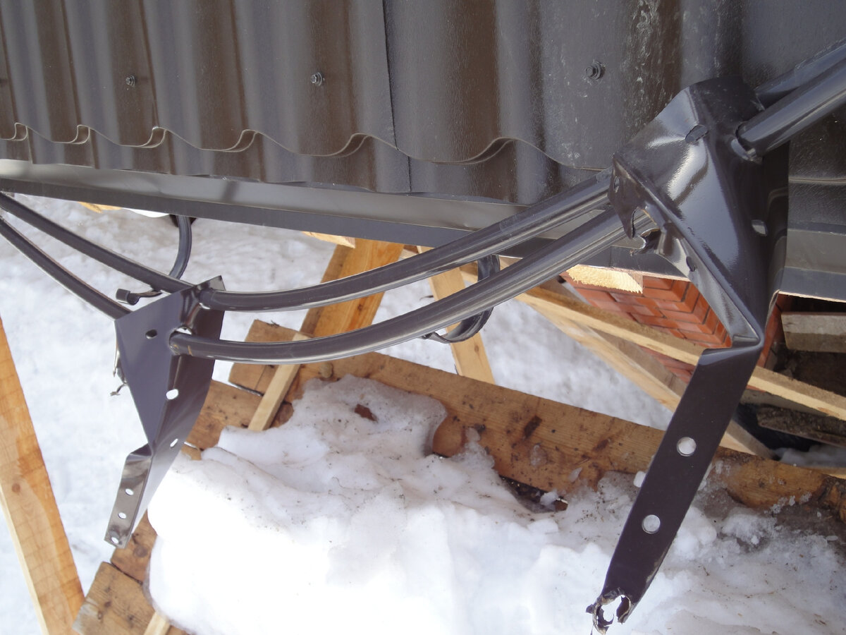 Снегозадержатели снесло снегом (фотография из открытых источников). На фото как раз самая бюджетная треугольная модель.