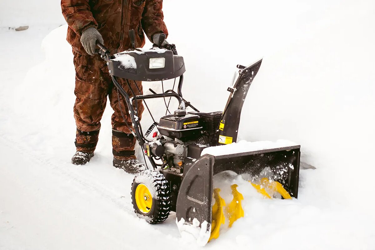 Бензиновый снегоуборщик с двигателем внутреннего сгорания. Источник: shutterstock.com