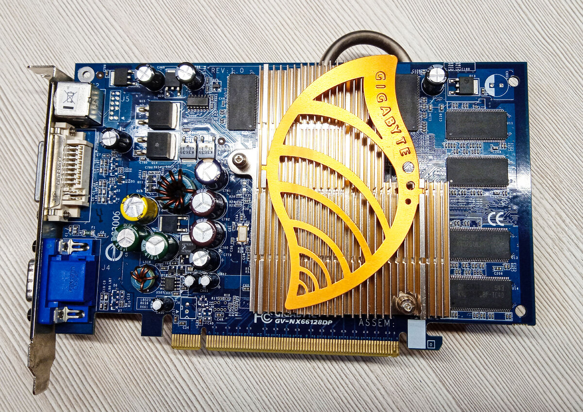 Видеокарта Gigabyte GeForce 6600 128Mb (GV-NX66128DP). 