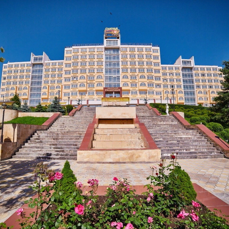 "Солнечный" - один из самых красивых санаториев Кисловодска (фото с сайта 2gis.ru)