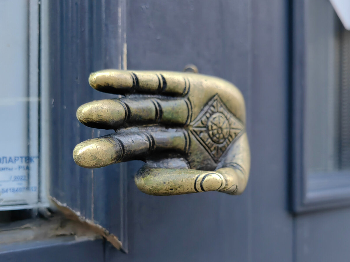 Оригинальная дверная ручка на улице Рубинштейна в Петербурге. Что ...