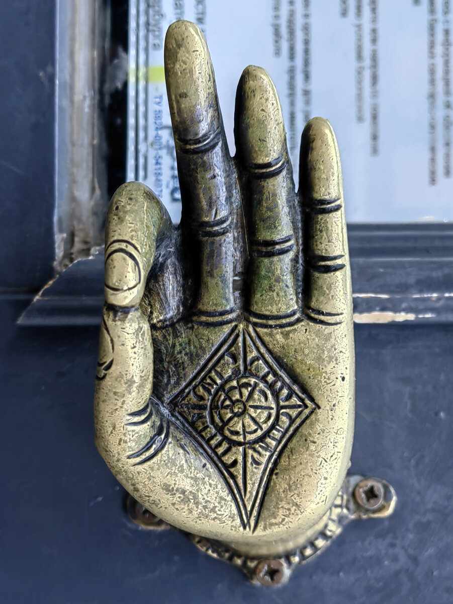 Оригинальная дверная ручка на улице Рубинштейна в Петербурге. Что ...