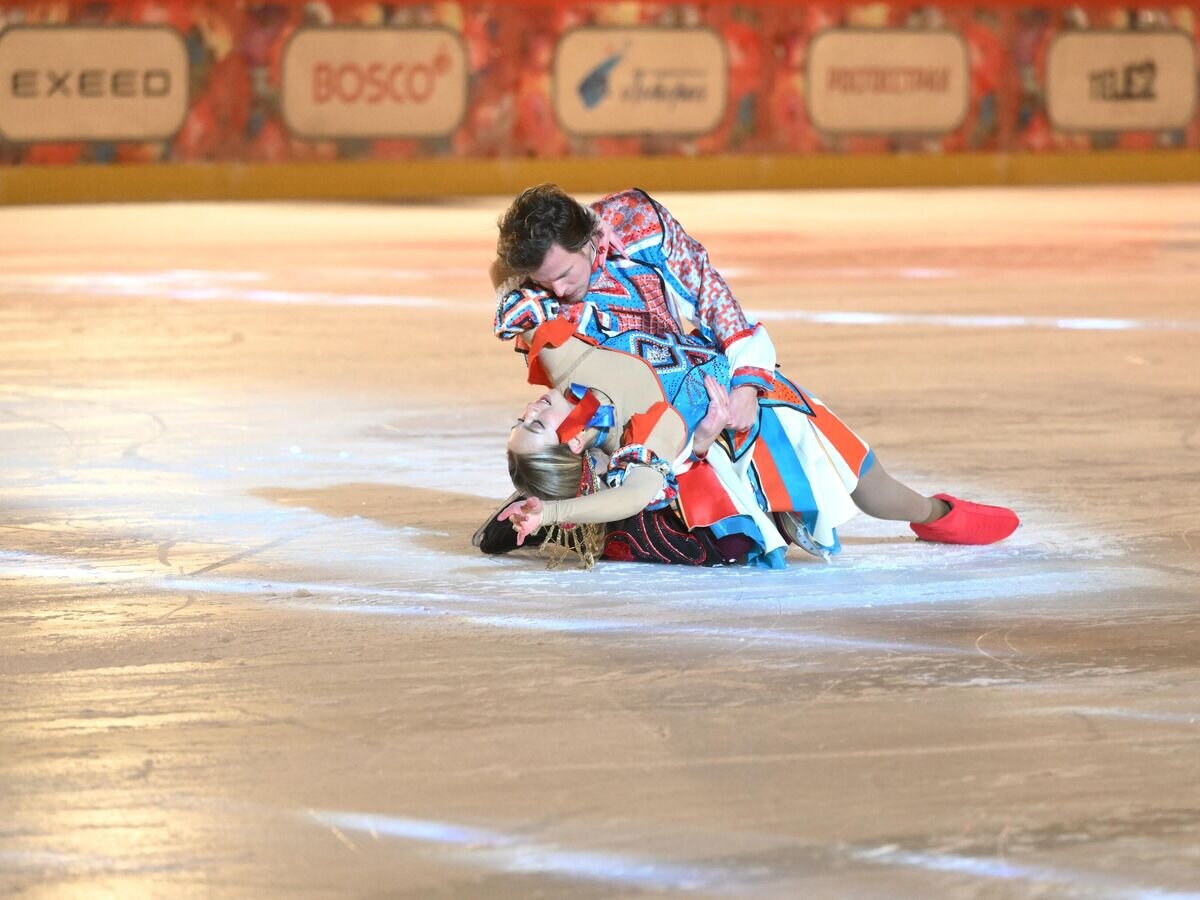    Фрагмент ледового шоу "Вечера на хуторе"© РИА Новости / Илья Питалев